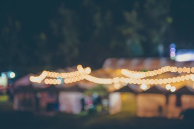 Arka plan kullanımı için Bokeh ile bahçede gece festivalinin soyut bulanık görüntüsü. (Klasik ton))
