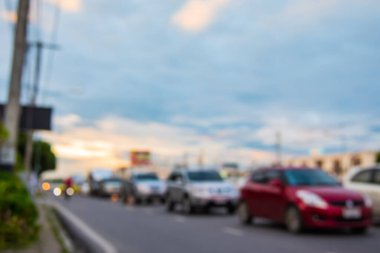 Akşam vakti arka plan kullanımı için renkli ışıkları olan bulanık sokak Bokeh 'inin klasik ton görüntüsü .