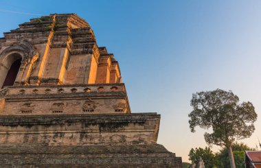 Chedi Luang, Chiang Mai, Tayland 'daki tarihi Budist tapınağının resmi