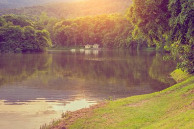 Göl kenarındaki dağ manzaralı beyaz ev..