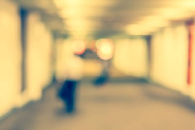 Klasik ton, arka plan kullanımı için havaalanında koridorda yürüyen insanların görüntüsünü bulanıklaştırdı .