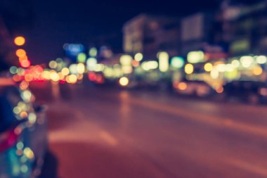 Arka plan kullanımı için gece vakti renkli ışıkları olan bulanık sokak Bokeh 'inin klasik ton görüntüsü .