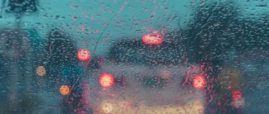 Akşamları arka plan kullanımı için araba kullanan insanların görüntüsü. (İçeriden fotoğraf çek ön arabanın ön camına odaklan)