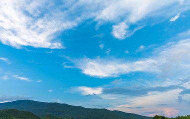 Mavi gökyüzünün ve arkadaki dağın görüntüsü Doi Suthep Chiang Mai, Tayland.