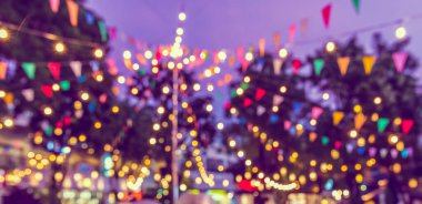 Arka plan kullanımı için gece pazarı festivalindeki yemek tezgahının soyut bulanık görüntüsü. (Klasik ton))