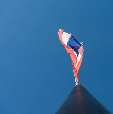 Arka plan için açık mavi gökyüzü olan Tayland bayrağı.