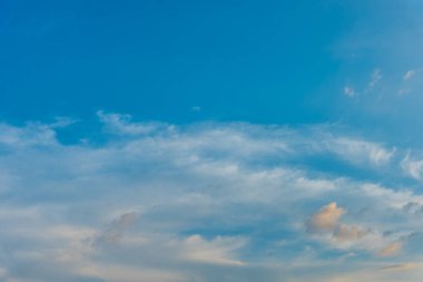 Arkaplan kullanımı için mavi gökyüzü ve beyaz bulutun gündüz görüntüsü.