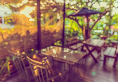 Arka plan kullanımı için Bokeh ile gündüz vakti kahve dükkanının bulanık görüntüsü .