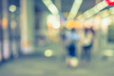 Klasik ton, arka plan kullanımı için havaalanında koridorda yürüyen insanların görüntüsünü bulanıklaştırdı .