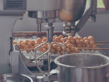 Bir tepsi fırın fabrikasındaki sıcak çöreğin klasik ton görüntüsü..