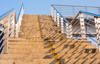 Çimento kaldırım köprüsü gündüz görüntüsü.