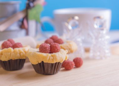 Ahşap masada yabanmersinli kek. .