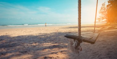 vntage ton görüntü hindistan cevizi deniz kenarında salıncak.