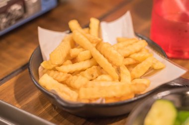 Kahverengi ahşap masada kızarmış Fransız resmi. .