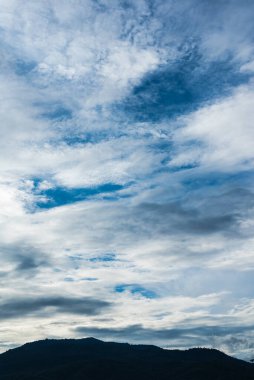 Mavi gökyüzü ve arkadaki dağ görüntüsü Doi Suthep Chiang Mai, Tayland 'da. (dikey)