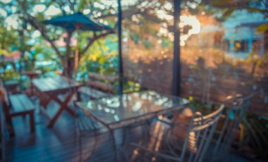 Arka plan kullanımı için Bokeh ile gündüz vakti kahve dükkanının bulanık görüntüsü .