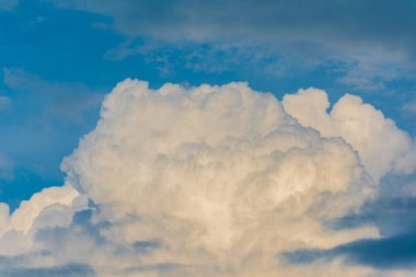 Arkaplan kullanımı için mavi gökyüzü ve beyaz bulutun gündüz görüntüsü.