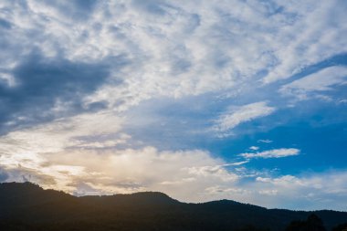 Mavi gökyüzünün ve arkadaki dağın görüntüsü Doi Suthep Chiang Mai, Tayland.