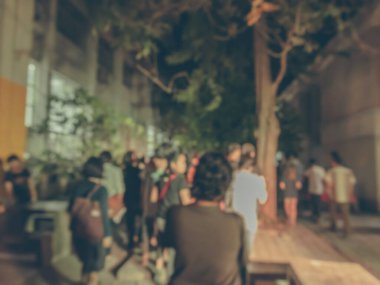 Soyut bulanık insanların gece vakti arka plan kullanımı için yol boyunca yürüdükleri görüntü. (Klasik ton))