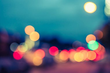 Arka plan kullanımı için akşam vakti yolda bulanık arabanın klasik ton görüntüsü. (yatay))