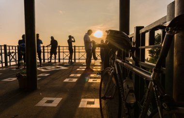 CHIANG MAI, THAILAND-24 Eylül 2017: Tanımlanamayan Turistler yürüyorlar ve şehrin fotoğrafını çekiyorlar View Point 1 Doi Suthep-Pui Ulusal Parkı, Tambol Suthep, Chiang Mai in 24 Eylül 2017.