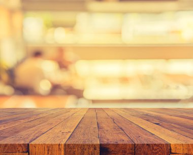 Kahve dükkanı ve insanlar arka planda Bokeh imajıyla oturuyorlar. .