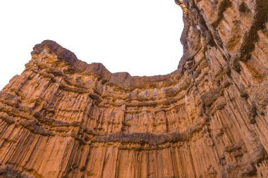 Tayland, Chiang Mai 'deki Mae Wang Ulusal Parkı' ndaki Pha Chor 'daki yüksek toprak kanyon kayalıkları beyaz arka planda izole edilmiş.. 