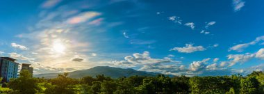 Gökkuşağının mavi gökyüzündeki panorama görüntüsü ve arka plandaki dağ Doi Suthep Chiang Mai, Tayland.