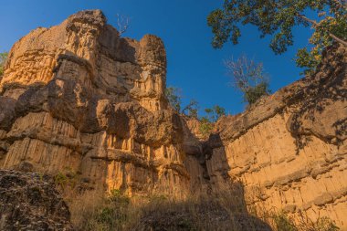 Chiang Mai, Tayland 'daki Mae Wang Ulusal Parkı' ndaki Pha Chor 'daki yüksek toprak kanyon kayalıkları..