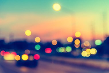 Akşam vakti arka plan kullanımı için renkli ışıkları olan bulanık sokak Bokeh 'inin klasik ton görüntüsü .