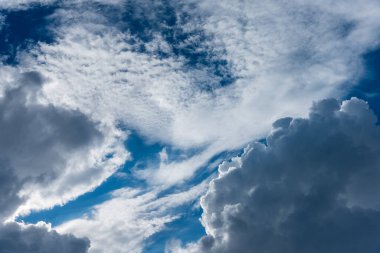 arkaplan kullanımı için mavi gökyüzü ve beyaz bulutların gündüz görüntüsü.