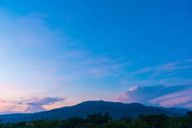 Güzelliğin görüntüsü güneşli bir gün ve arkadaki dağ Doi Suthep Chiang Mai, Tayland.