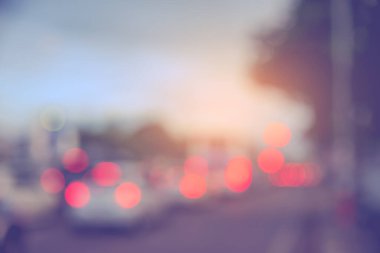 Arka plan kullanımı için akşam vakti yolda bulanık arabanın klasik ton görüntüsü. (yatay))