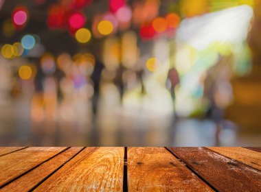 Alışveriş merkezinin bulanık görüntüsü ve arka plan kullanımı için insanlar