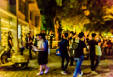 Soyut bulanık insanların gece vakti arka plan kullanımı için yol boyunca yürüdükleri görüntü. (Klasik ton))