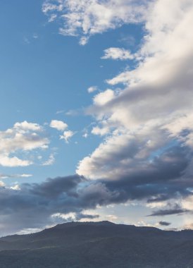 Mavi gökyüzünün ve Doi Suthep Chiang Mai, Tayland 'daki dağın klasik ton görüntüsü. (dikey)