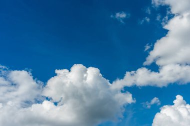 Arka plan kullanımı için mavi gökyüzü ve beyaz bulutun gündüz görüntüsü. (yatay)).