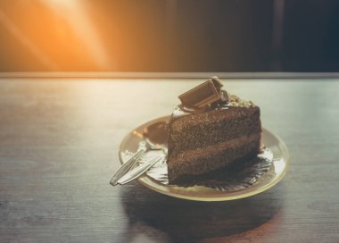 Tahta masadaki çikolatalı kekin klasik ton görüntüsü..