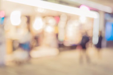 Klasik ton, arka plan kullanımı için havaalanında koridorda yürüyen insanların görüntüsünü bulanıklaştırdı .