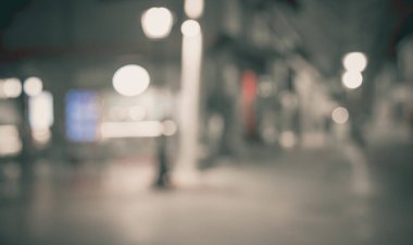 Alışveriş caddesinde klasik tonda yürüyen insanların soyut bulanık görüntüsü. Arka plan kullanımına bak..