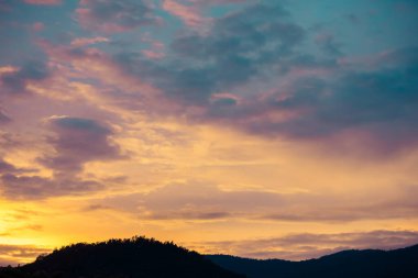 Arka planda dağ ve günbatımı görüntüsü var. (Klasik ton))