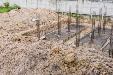 Arkaplan kullanımı için gündüz saatlerinde inşa halinde olan Modern bodrum binasının görüntüsü.