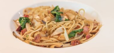 Tayland usulü kızarmış spagetti, kırmızı kuru biberli ve kızarmış pastırmalı..