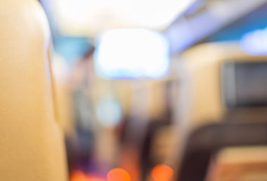 Uçağın içinde birinci sınıf koltuğun bulanık görüntüsü.