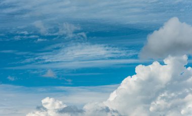 Arkaplan kullanımı için mavi gökyüzü ve beyaz bulutun gündüz görüntüsü