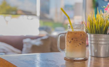 Buzlu kahve ve kahve dükkanının arka planı bokeh görüntüsüyle bulanık .