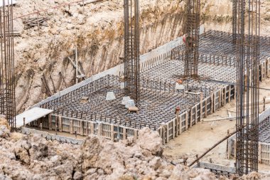 Arkaplan kullanımı için gündüz saatlerinde inşa halinde olan Modern bodrum binasının görüntüsü.