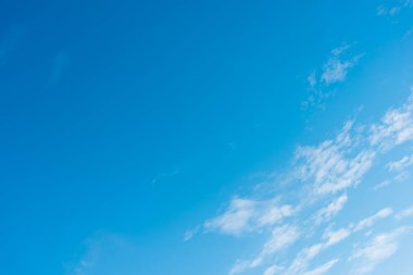 Arkaplan kullanımı için açık mavi gökyüzü ve beyaz bulutların gündüz görüntüsü.