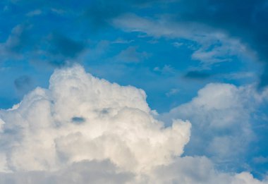 Arkaplan kullanımı için mavi gökyüzü ve beyaz bulutun gündüz görüntüsü.