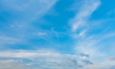 Arka plan kullanımı için mavi gökyüzü ve beyaz bulutun gündüz görüntüsü. (dikey)